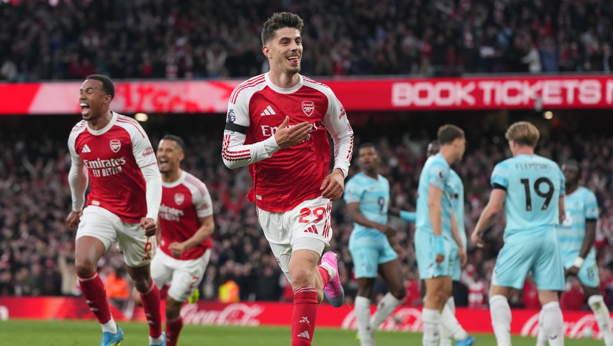 Arsenal se impone sobre el Burnley y acaricia el título de la Premier League (AP)