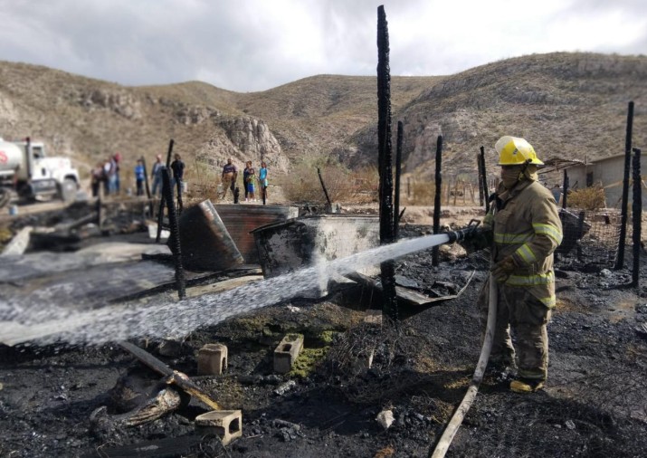 Bomberos acudieron a sofocar las llamas en el corral donde murieron los animales | Especial