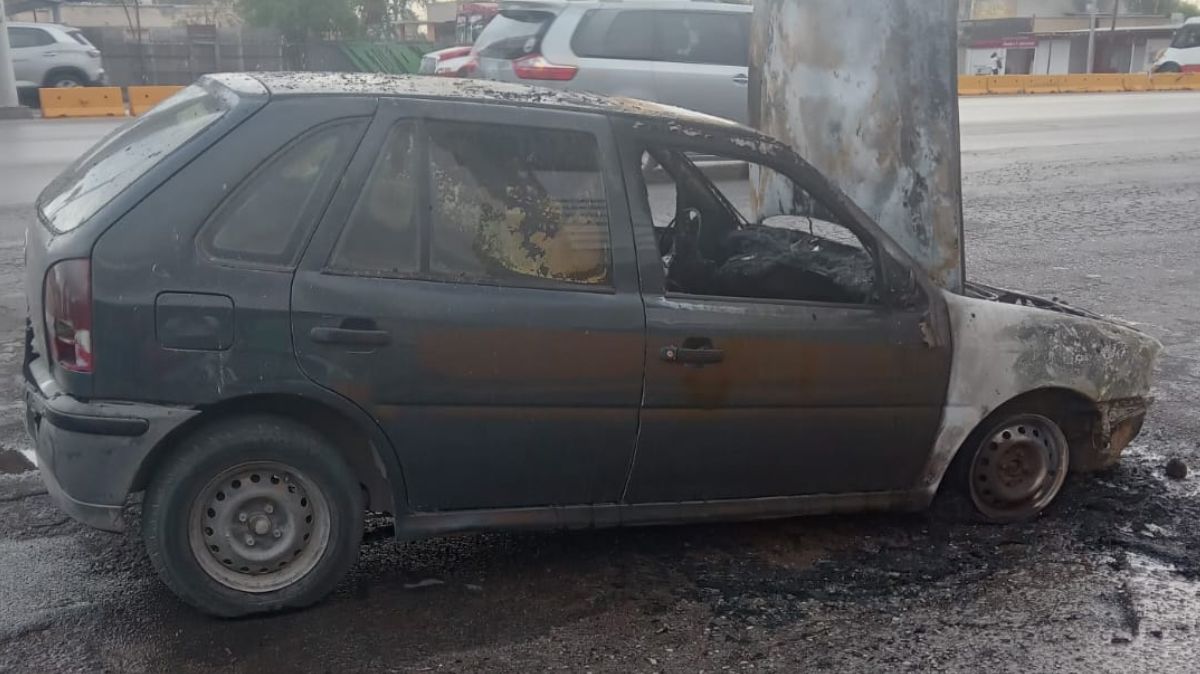 El conductor logró detener la unidad antes de que fuera consumida por el fuego sobre el bulevar Miguel Alemán.| Especial.