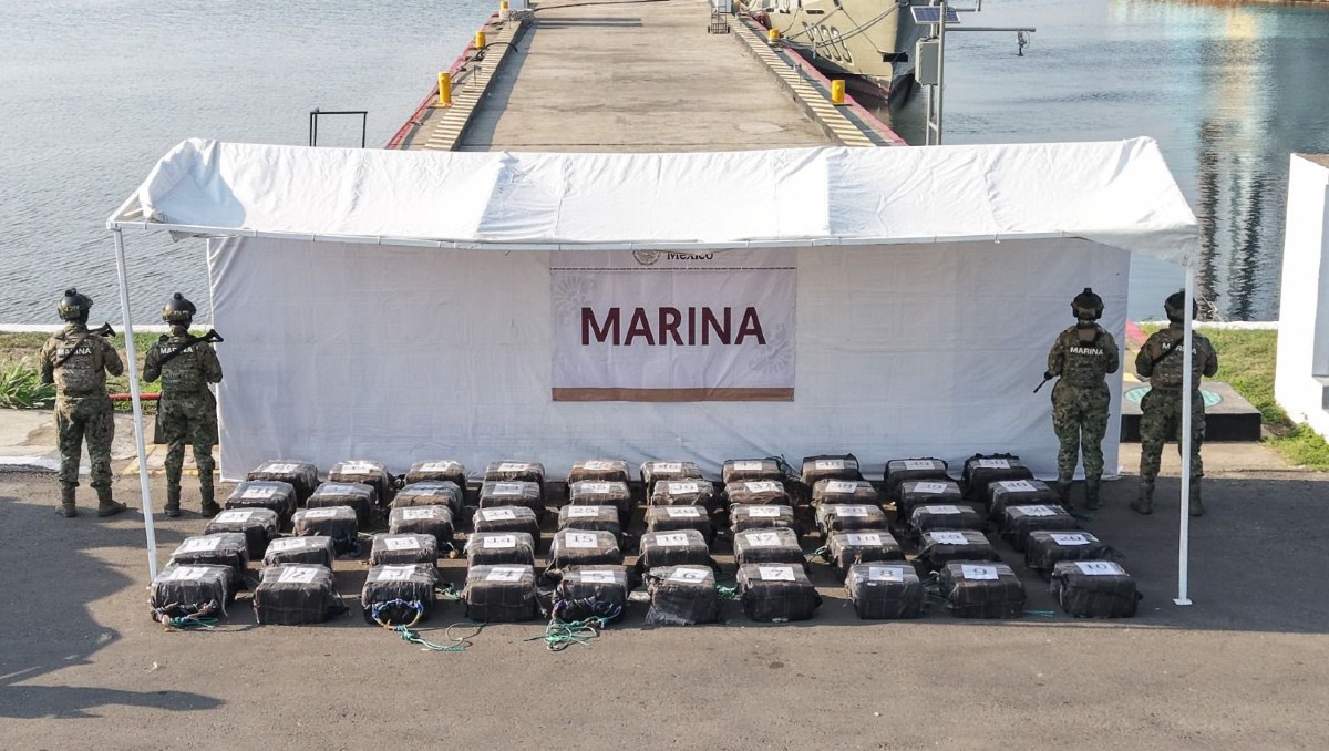 Elementos de la Semar aseguraron 50 bultos con cocaína cerca de Chiapas. | Foto: Gabinete de Seguridad