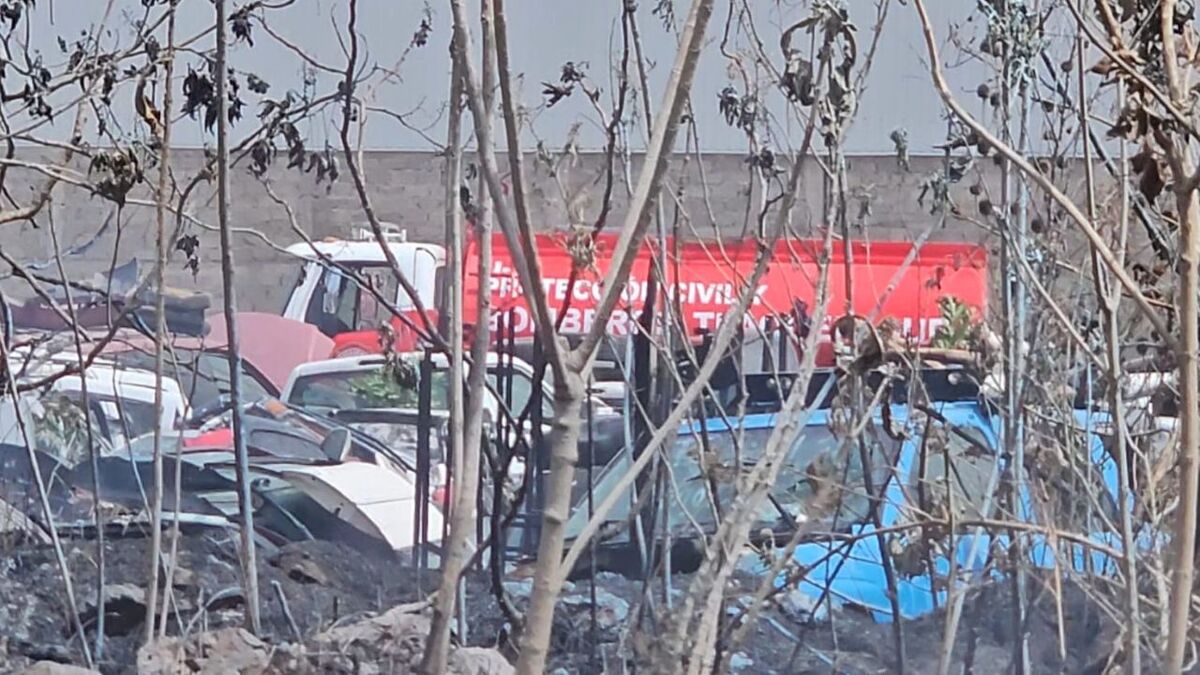 Incendio consume 21 autos en Tlaquepaque (Juan Carlos Munguía)