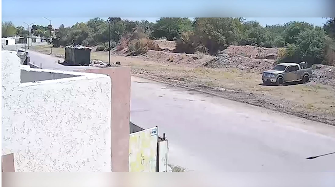 A pesar de que a pocos metros había un contenedor, el hombre tira los desechos en la tierra | Especial