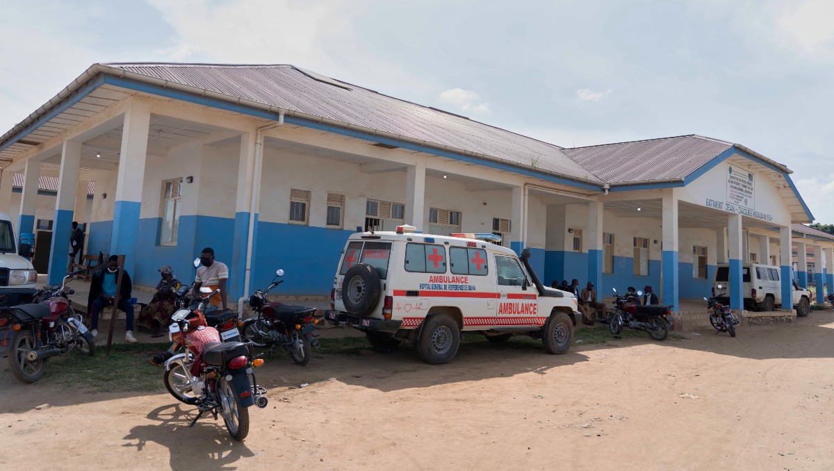 Personas esperan cerca de una ambulancia en Bunia, Congo, el 17 de mayo del 2026. | AP