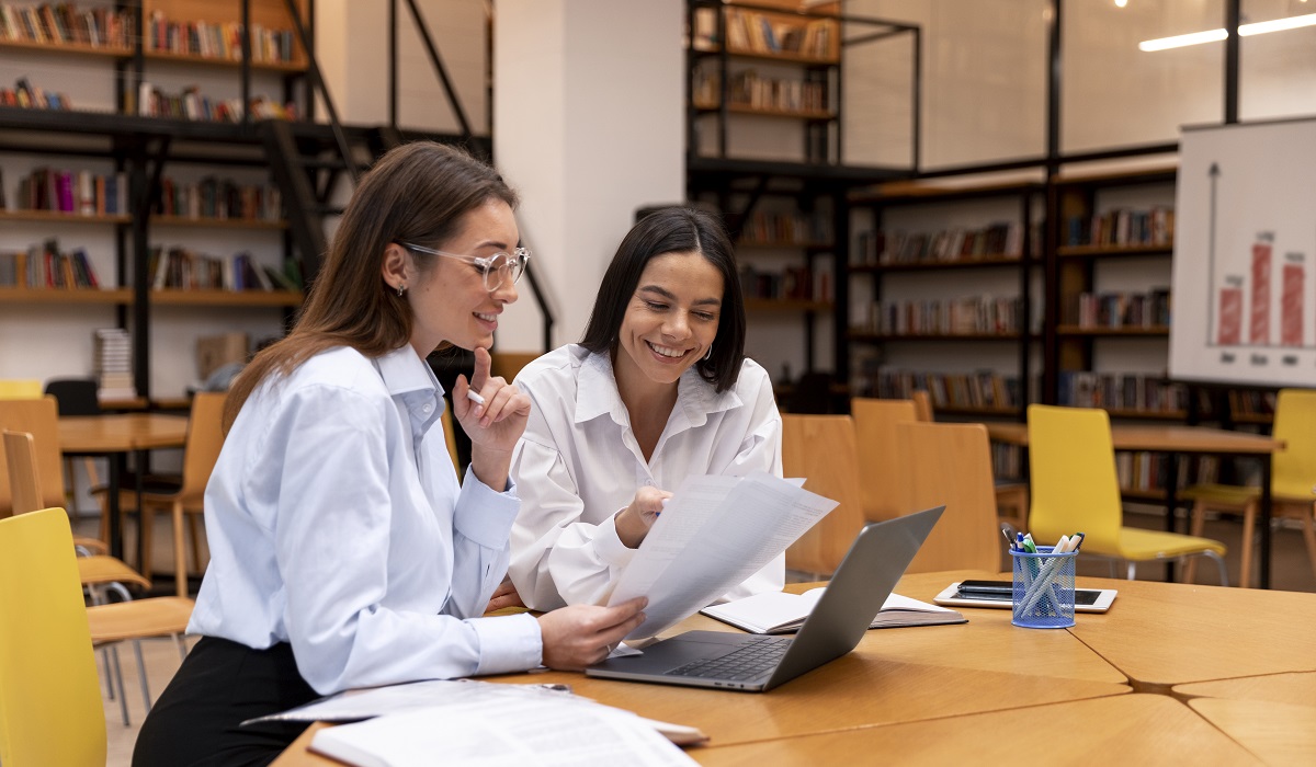 El registro de participantes se realizará a través del formulario Google Forms disponible en la convocatoria. (freepik.es)