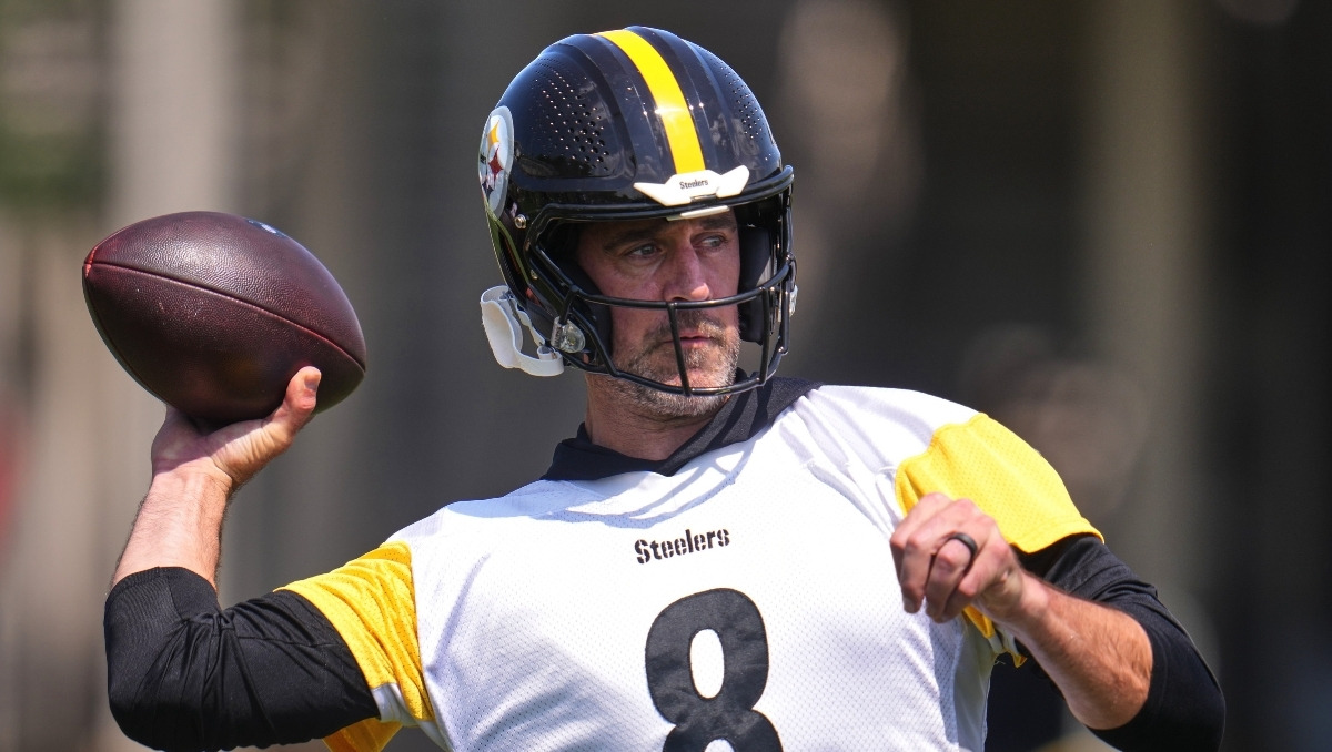 Steelers renuevan una temporada más a Aaron Rodgers, de 42 años (AP)