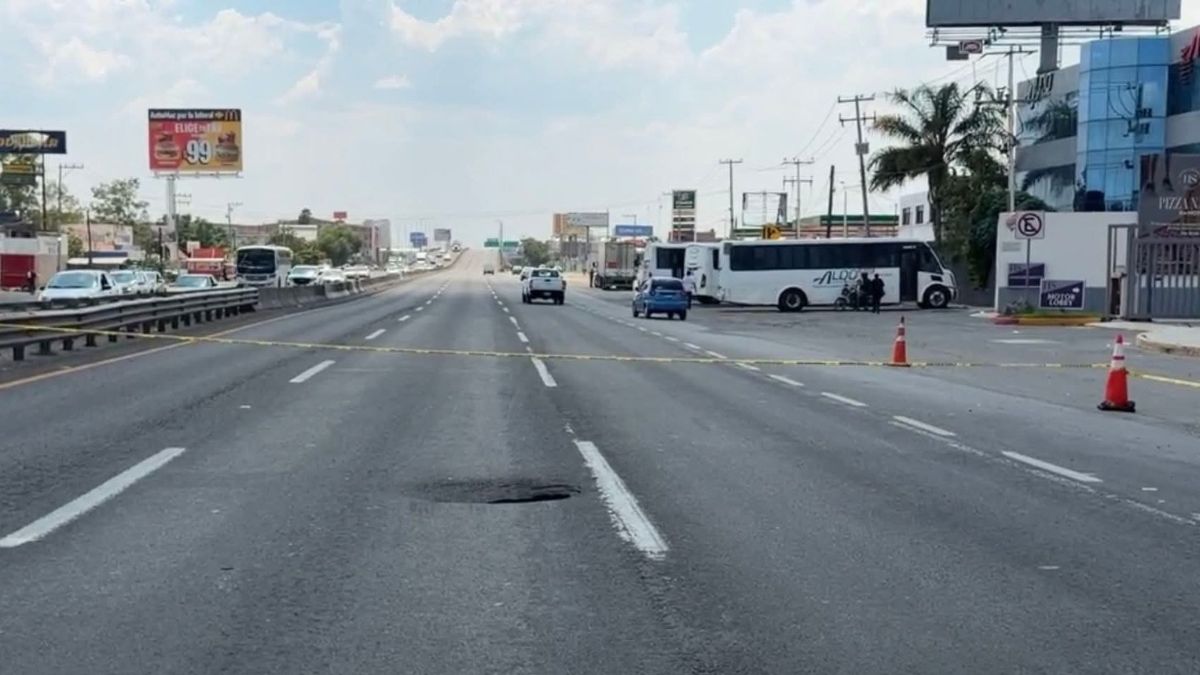 Se abre socavón sobre carretera federal 45, en el tramo Silao-León. | Especial