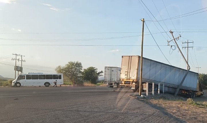 El accidente ocurrió sobre la carretera libre Gómez Palacio-Durango, donde un operador no respetó la señal de alto.| Especial.