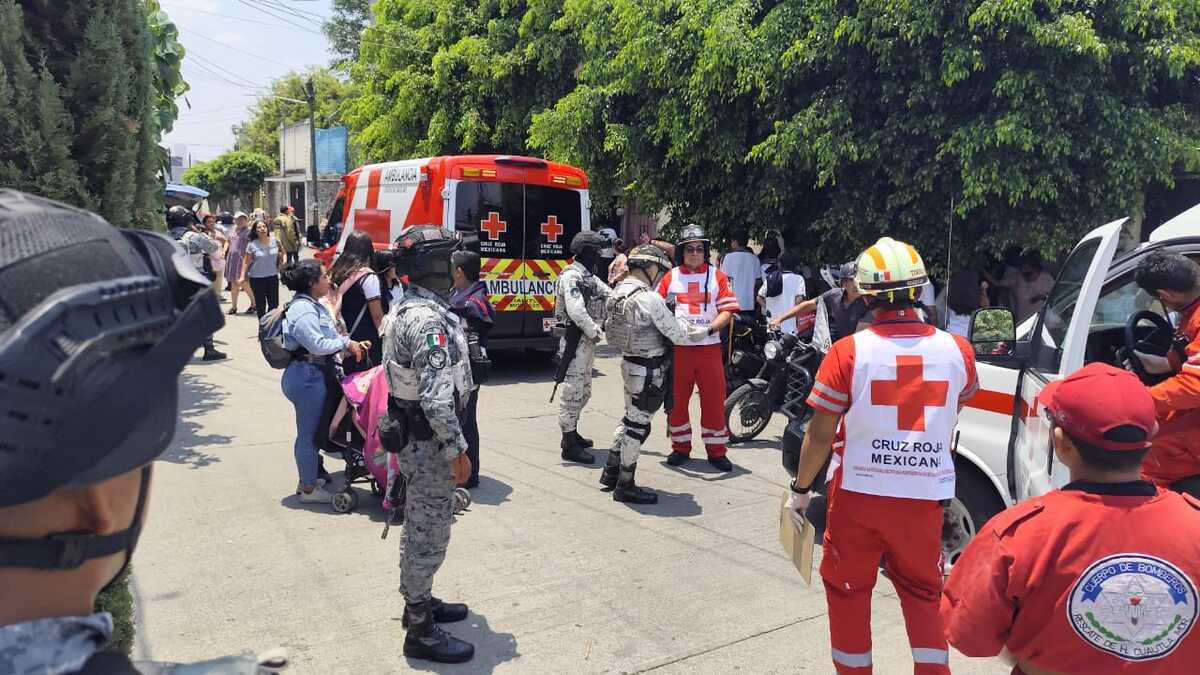 Al lugar acudieron elementos de Protección Civil, quienes atendieron a varios alumnos por intoxicación. | Foto: Especial