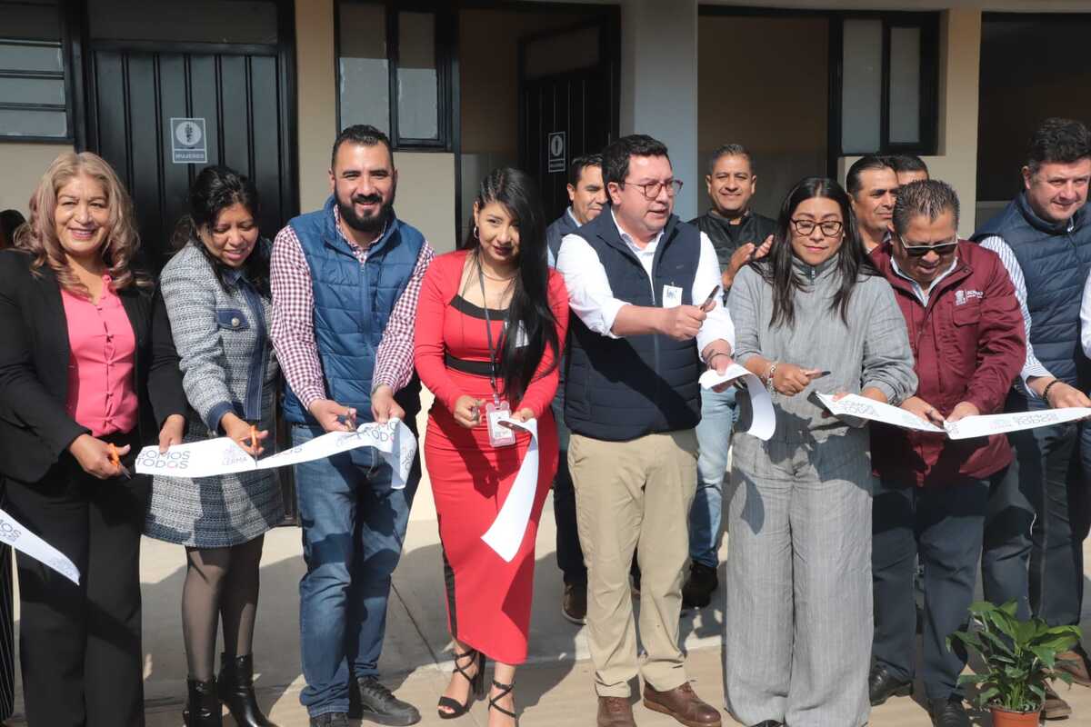 El alcalde de Lerma, Miguel Ángel Ramírez Ponce, entregó nuevos módulos sanitarios en la primaria de El Espino Peralta. | Especial
