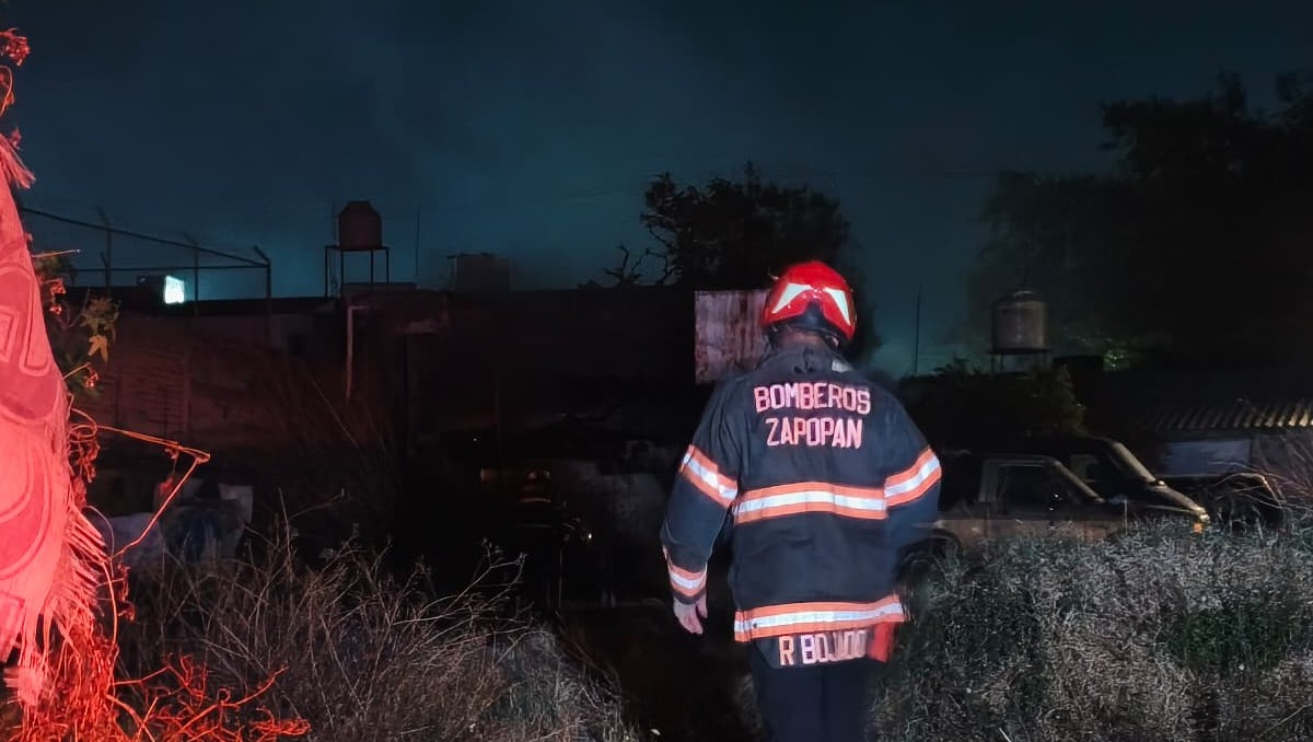 Bomberos combatieron el fuego en la casa de la colonia Atemajac (Vicente Torres Alfaro)