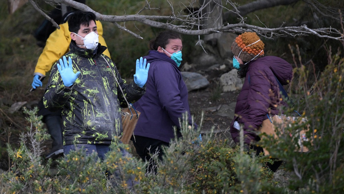 Científico, parte de un equipo del instituto Malbran, el Ministro de Salud de la provincia argentina de Tierra del Fuego. | AFP