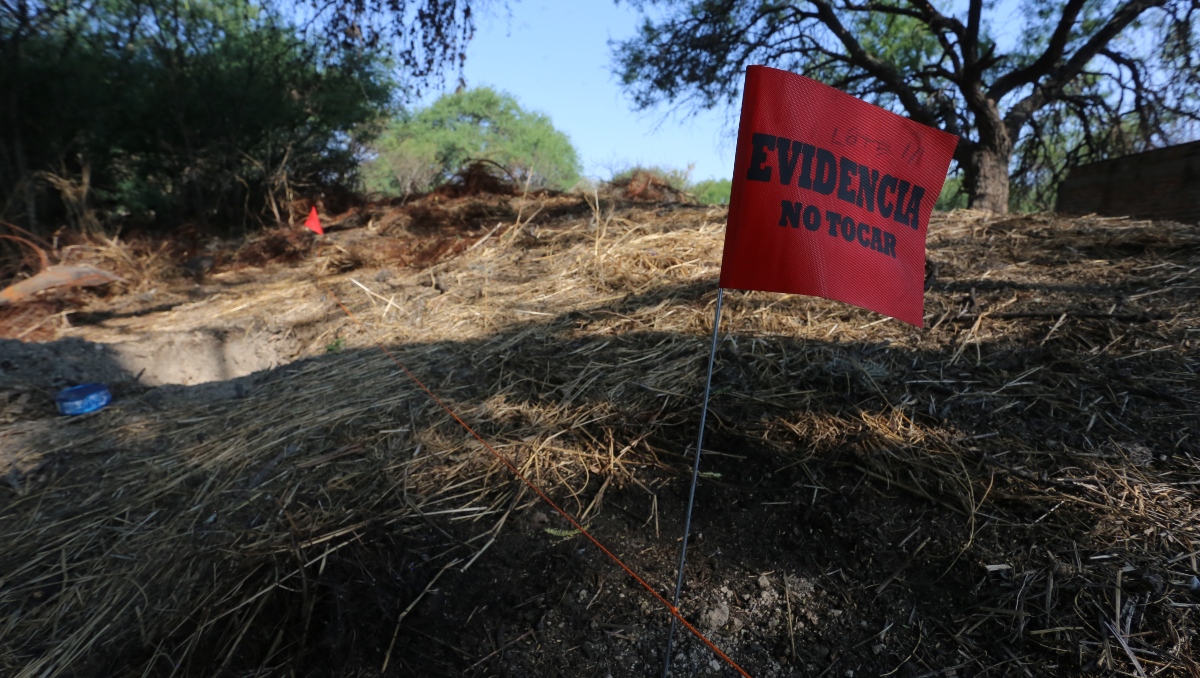En diversos puntos del terreno se colocaron banderas rojas con la leyenda “evidencia” (Foto: Dany Béjar)