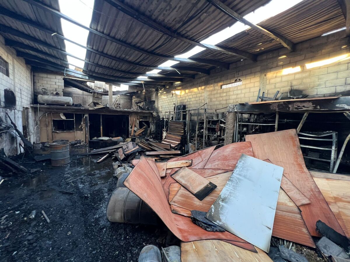 Fuego consume fábrica de muebles en Torreón | Especial