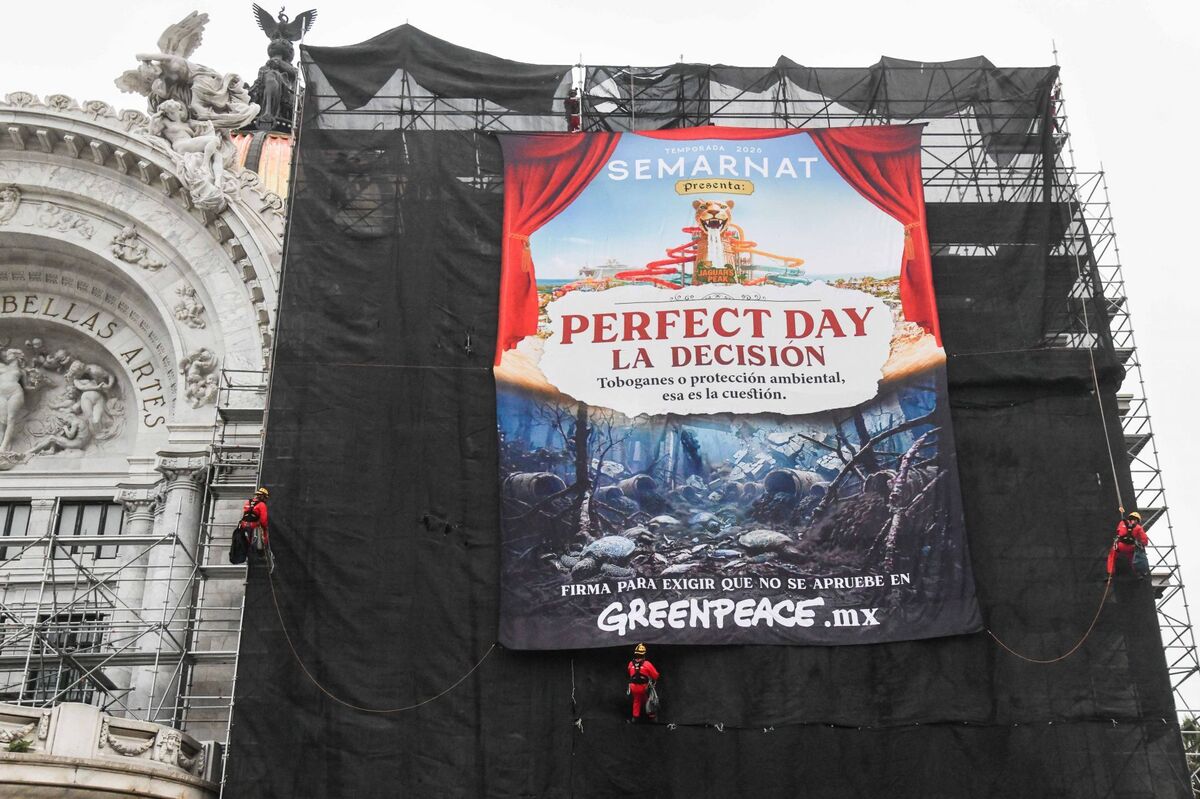 Greenpeace desplegó una manta frente al Palacio de Bellas Artes para advertir sobre el proyecto 'Perfect Day'. | Foto: Cuartoscuro