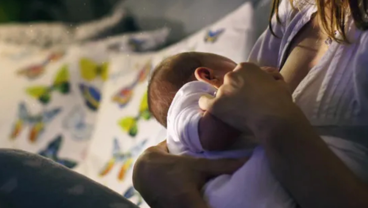 Madre sostiene a su bebé en brazos | Foto: Shutterstock