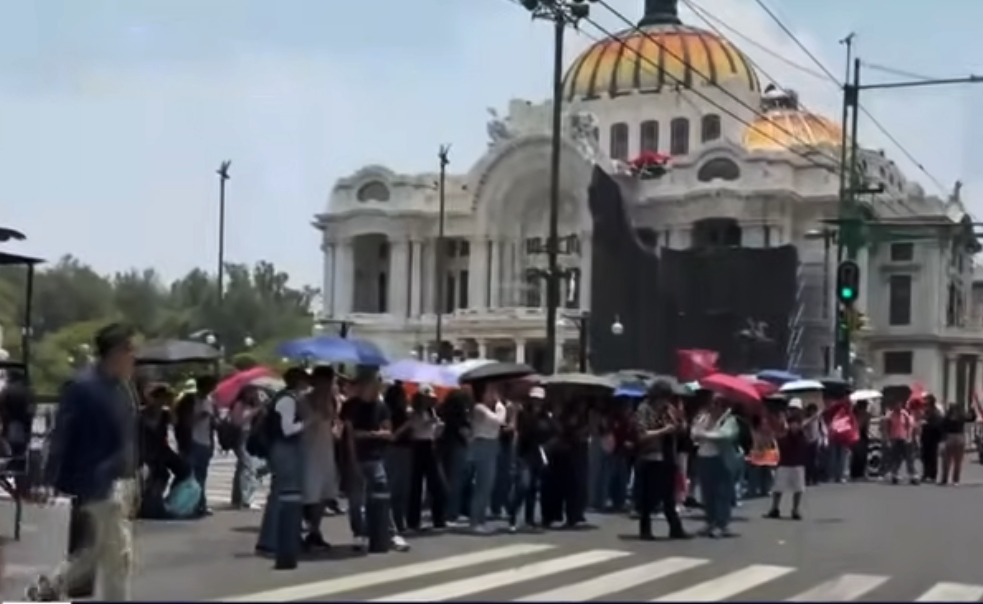 Protesta de alumnos del IPN en Eje Central. | Especial