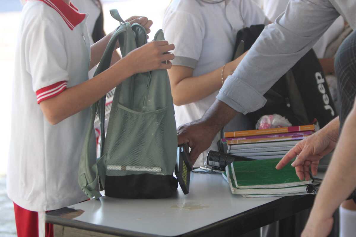 Realizaron el Operativo Mochila Segura con detectores de metales en escuelas de La Laguna. (Rolando Riestra)