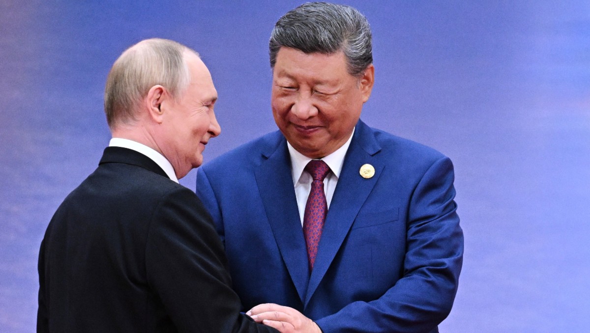Vladímir Putin y Xi Jinping, se saludan en Tianjin, China, el 31 de agosto de 2025. | AP