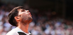 Carlos Alcaraz estará ausente en Wimbledon tras su ausencia en Roland Garros debido a su lesión de muñeca.