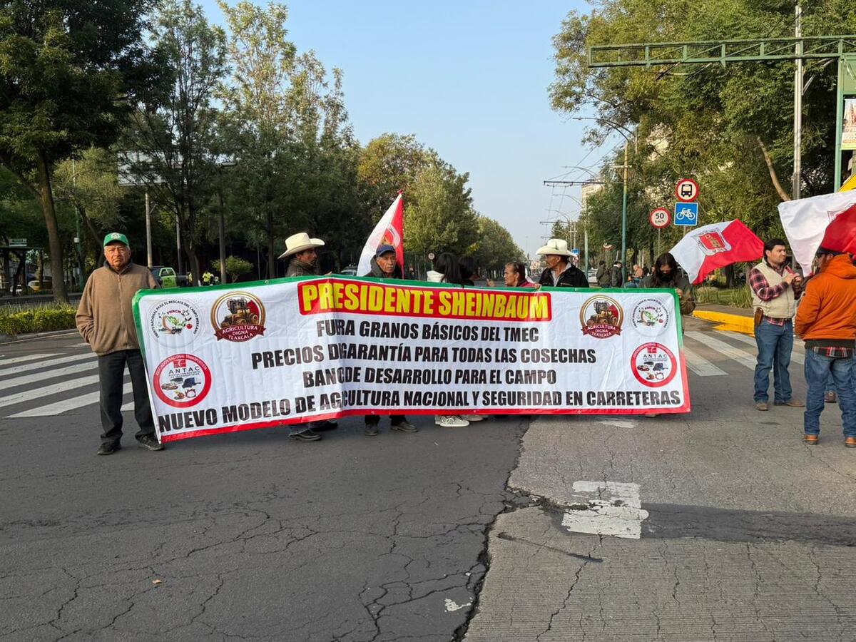 ANTAC y el Frente Nacional para el Rescate del Campo Mexicano  bloquean Reforma. | Foto: Ramón Ramírez