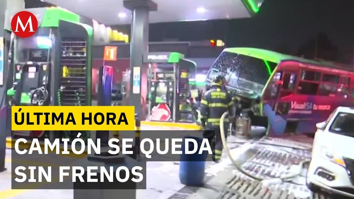 Chofer de la Ruta 5 choca contra gasolinera y desata caos en Periférico