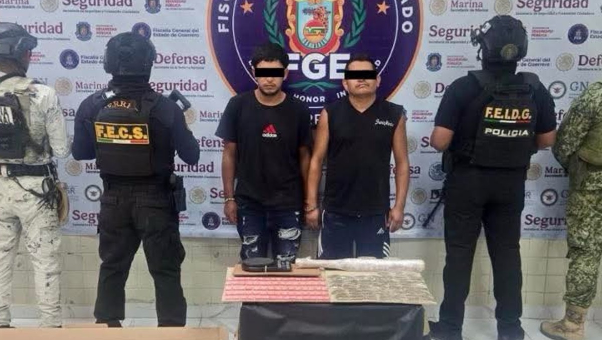 A los detenidos se les decomiso mariguana y cristal. | Foto: FGE