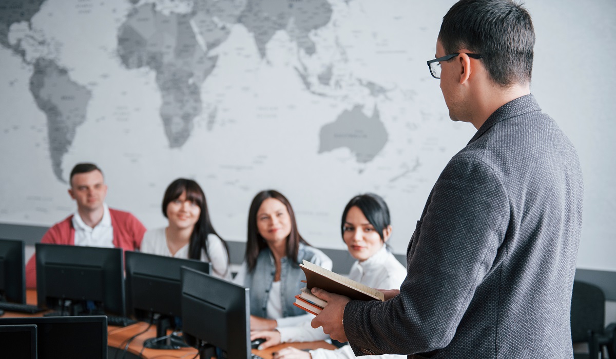 En este evento se abordará la inteligencia artificial y cómo ha cambiado el mercado laboral,  y con ello, la educación superior. (freepik.es)