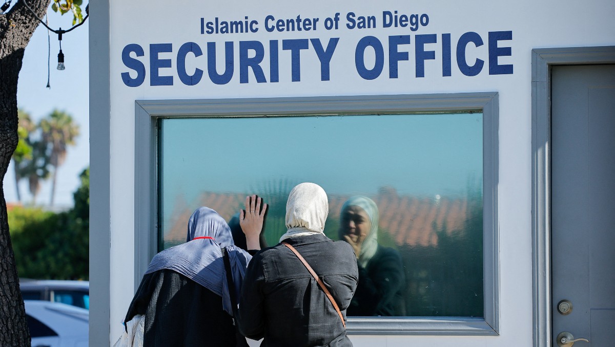 Habitantes acudieron al Centro Islámico de San Diego para rendir homenaje a los fallecidos | Foto: Reuters