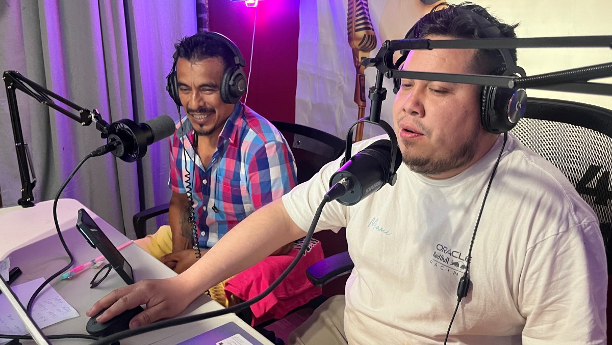 Con un micrófono instalados desde sus casas, los locutores hablan a migrantes | Foto: Gardenia Mendoza