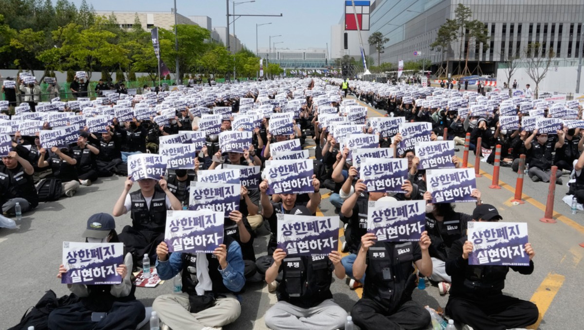 Miembros del sindicato de Samsung Electronics muestran carteles durante protesta para reclamar bonus más altos. Foto: AP