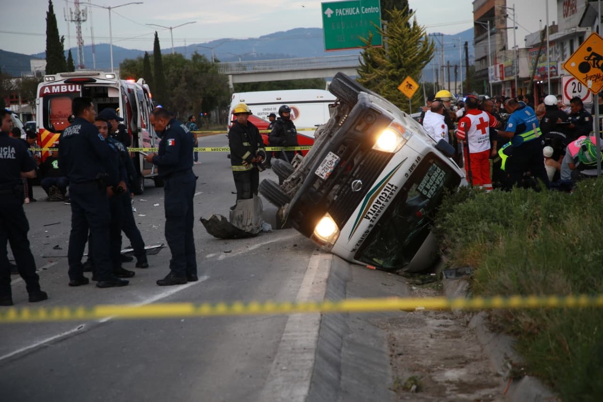 Un muerto y 17 heridos tras volcadura de combi de pasajeros en Pachuca. (Jorge Sánchez)