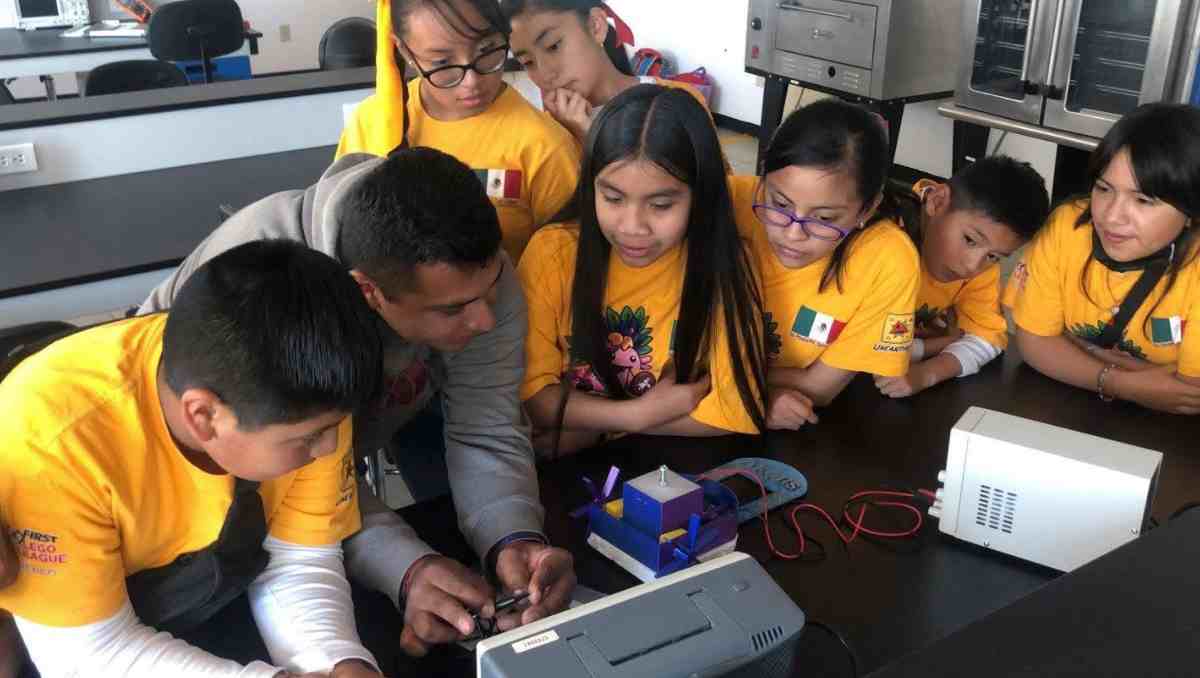 Niñas y niños de primaria crearon un robot submarino que ya es probado por especialistas del INAH. Foto: Especial