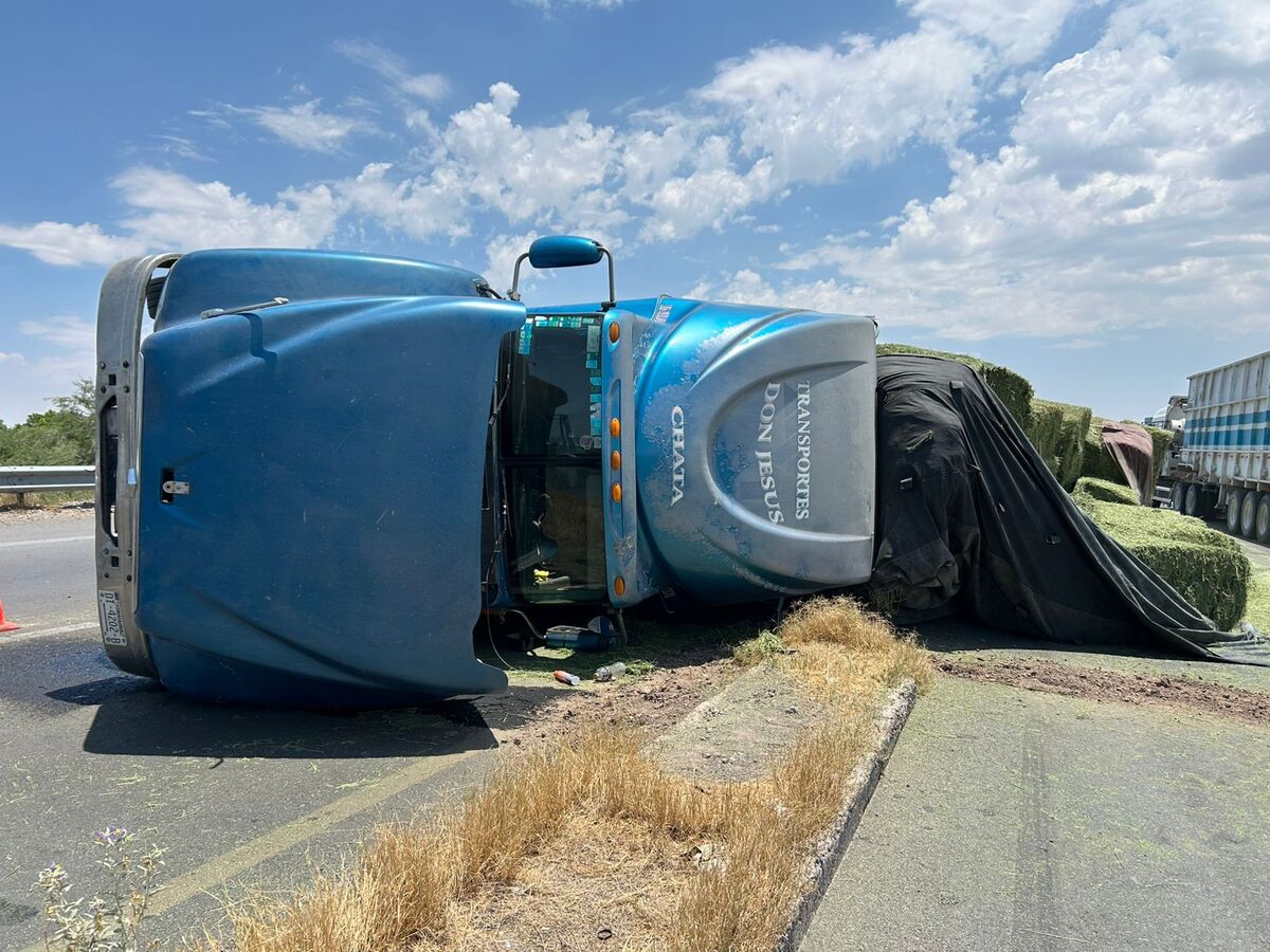 La pesada unidad terminó sobre uno de sus costados a la altura del ejido Urquizo, bloqueando ambos carriles; el conductor resultó ileso.| Especial.