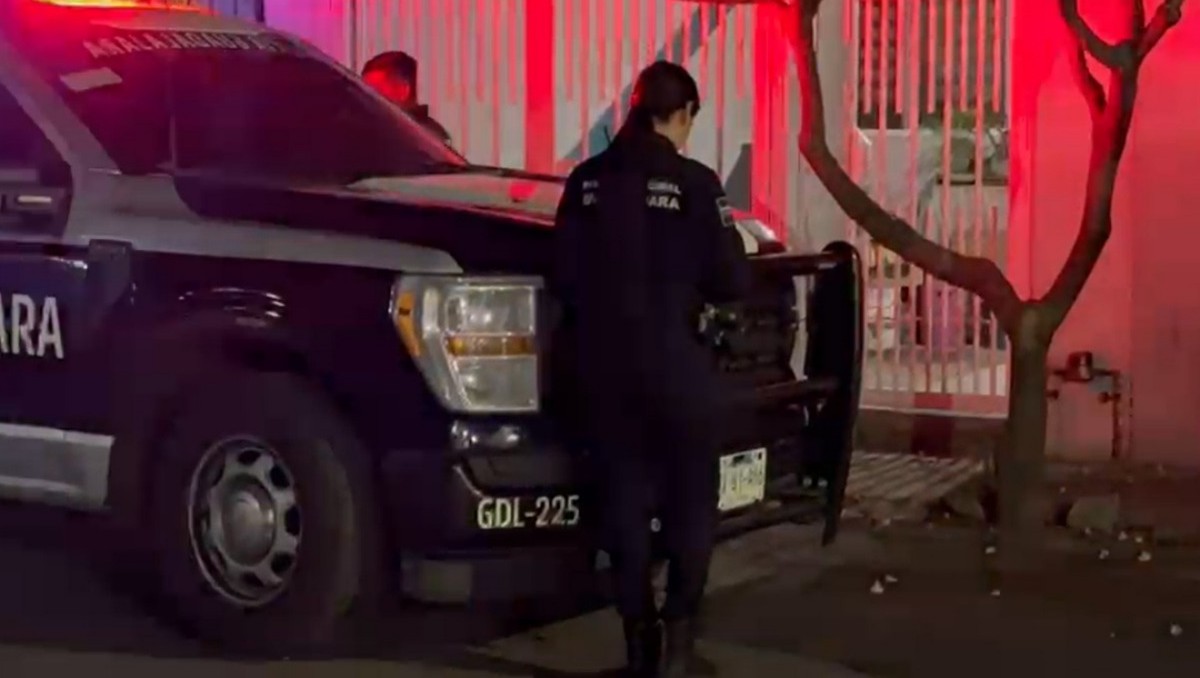 Policías y autoridades llegaron al lugar del accidente en Guadalajara (Vicente Torres Alfaro)