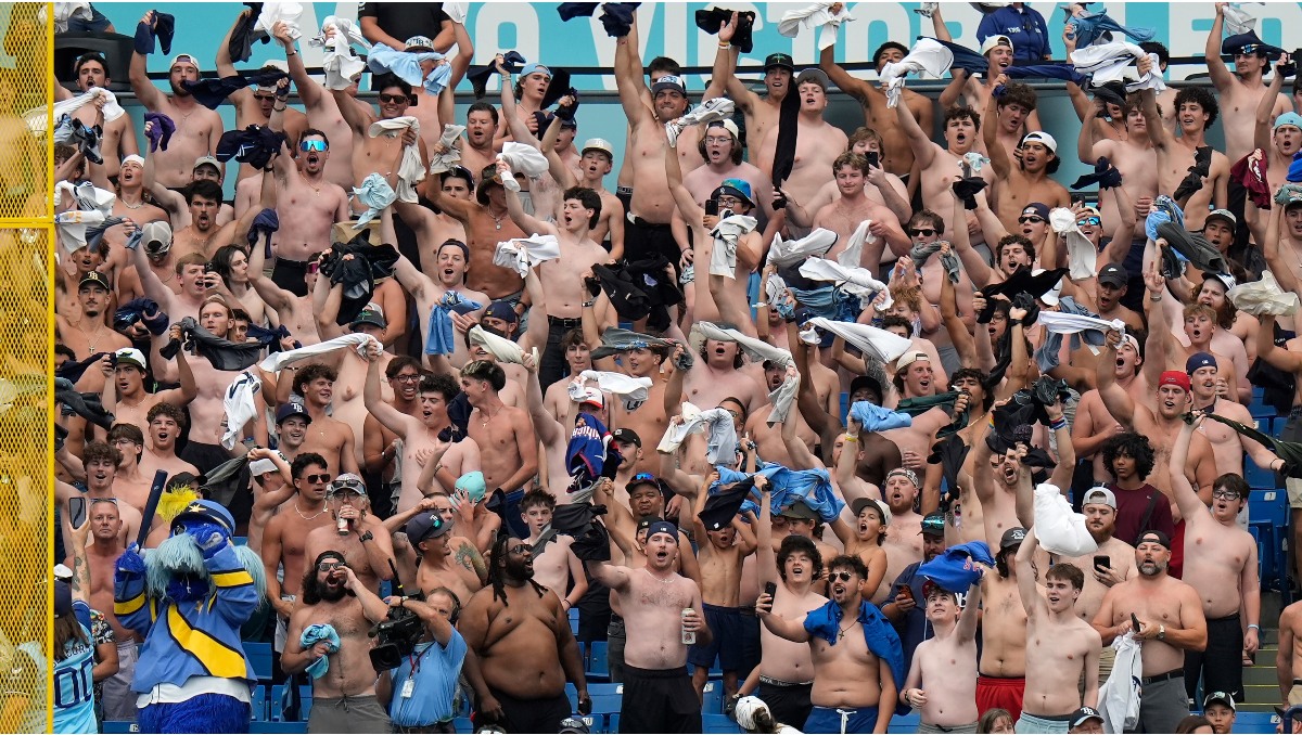 Quitarse la camisa y alentar como en el futbol: la nueva tendencia en la MLB (Agencia AP)