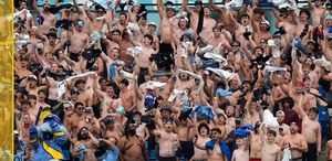 MLB atraviesa un momento donde en muchos de sus estadios se pueden ver aficionados quitándose la camisa y alentando como en un partido de futbol.