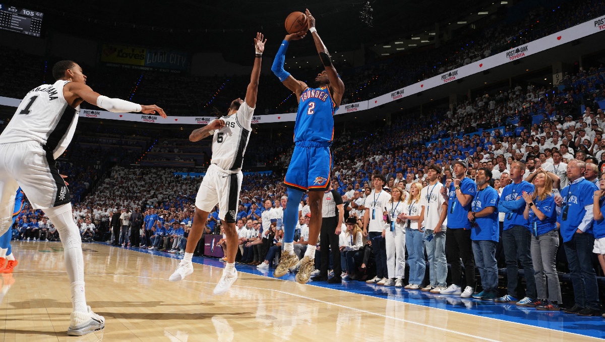 Shai Gilgeous-Alexander guía la victoria del Thunder sobre Spurs para igual la Final del Oeste en NBA (AFP)