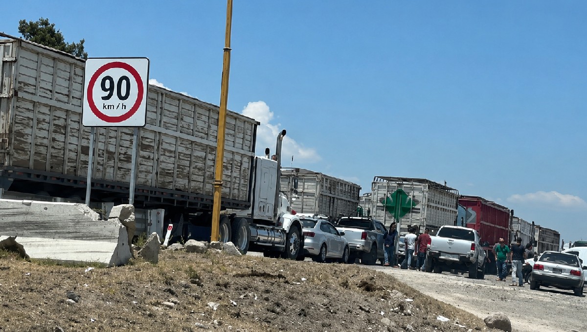 Transportistas cierran parcialmente la carretera Celaya–Apaseo | Especial