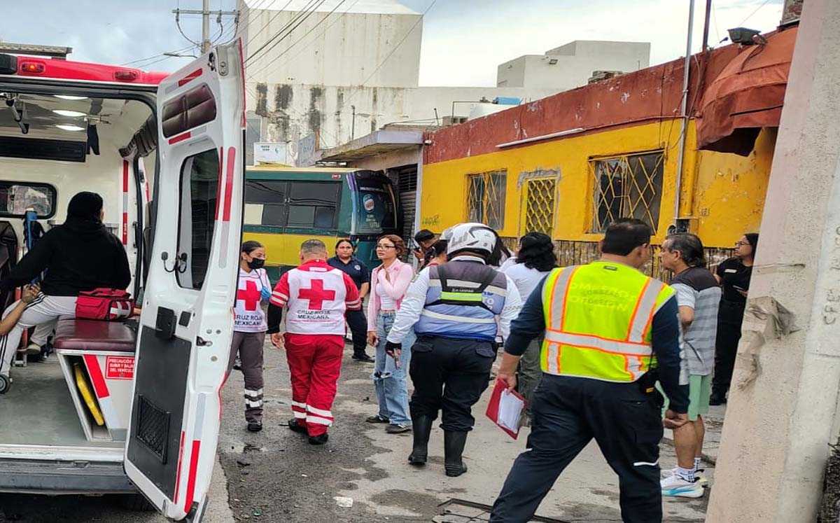 Camioneta choca camión de pasajeros en Torreón. | Foto: Especial