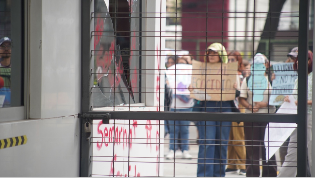 Colectivos se manifiestan afuera de la Semarnat. | Especial