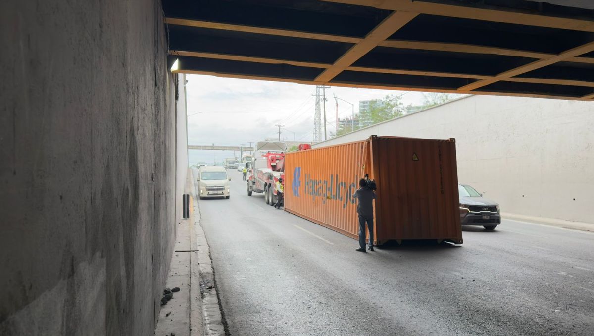 El contenedor quedó obstruyendo el carril central de la avenida Manuel L. Barragán. | Víctor González