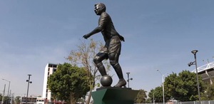 Develan estatua de Pelé en las inmediaciones del Estadio Jalisco