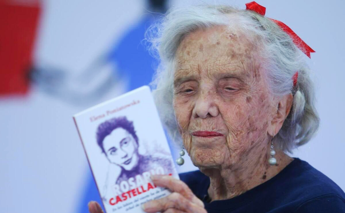 Elena Poniatowska presentando su nuevo libro sobre Rosario Castellanos en la Fiesta del Libro y la Rosa 2026. (Foto: Barry Domínguez | CulturaUNAM)