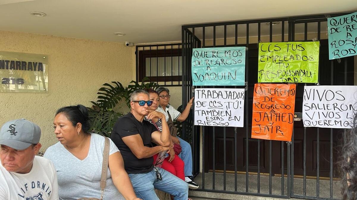 Familiares se manifestaron en las oficinas de la empresa en Boca del Río. | Foto: Isabel Zamudio