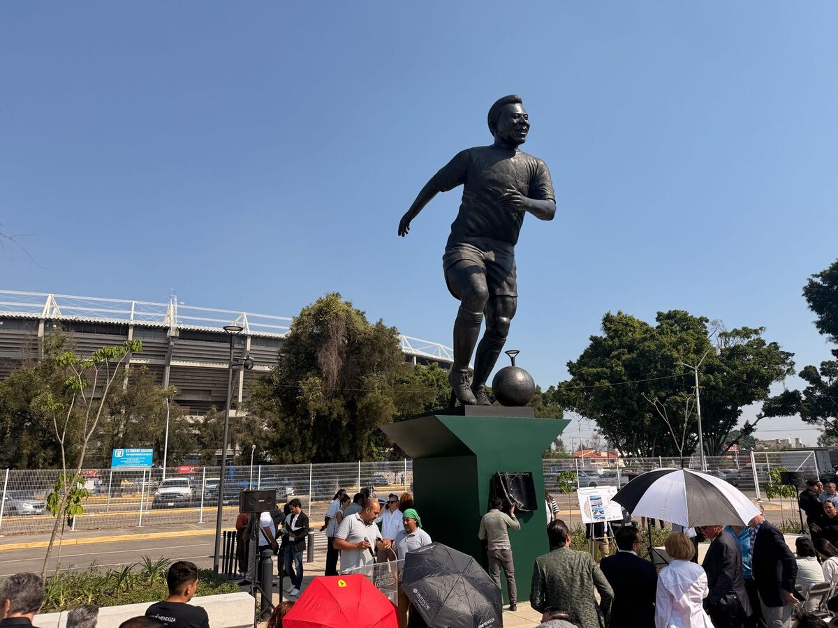 La monumental escultura de 6.5 metros de altura ya luce afuera del Estadio Jalisco, pero bajo el título de “Canarinha”. | Roberto Hurtado