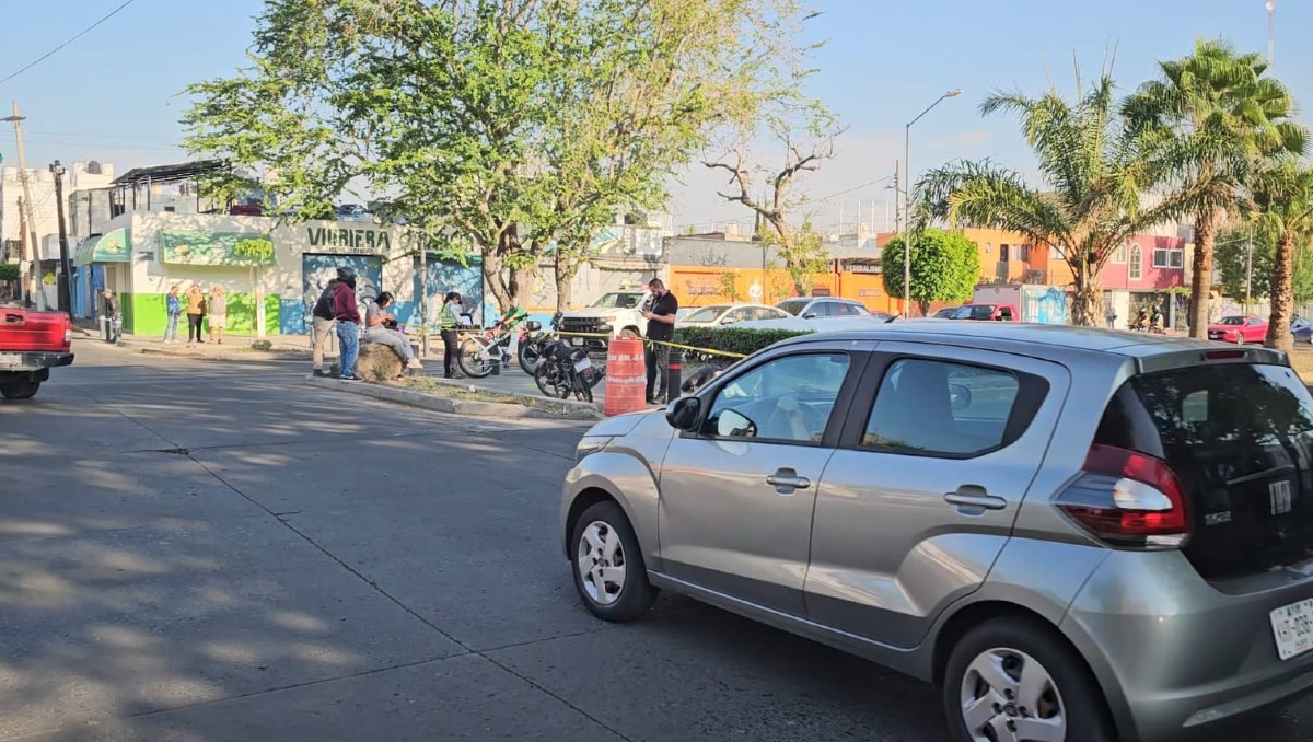La mujer quedó sobre el paso peatonal en avenida Federalismo (Juan Carlos Munguía)