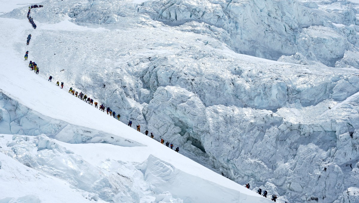 Nepal registra récord de escaladores pese a críticas por riesgos en la cima | Reuters