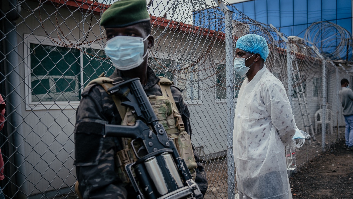 Los soldados de FC/M23 brindan seguridad a las autoridades del movimiento en el Laboratorio Rodolphe Mérieux. | AFP