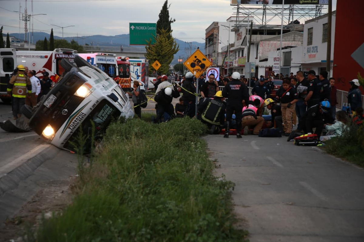 Volcadura de combi de pasajeros en bulevar Minero de Pachuca. (Jorge Sánchez)