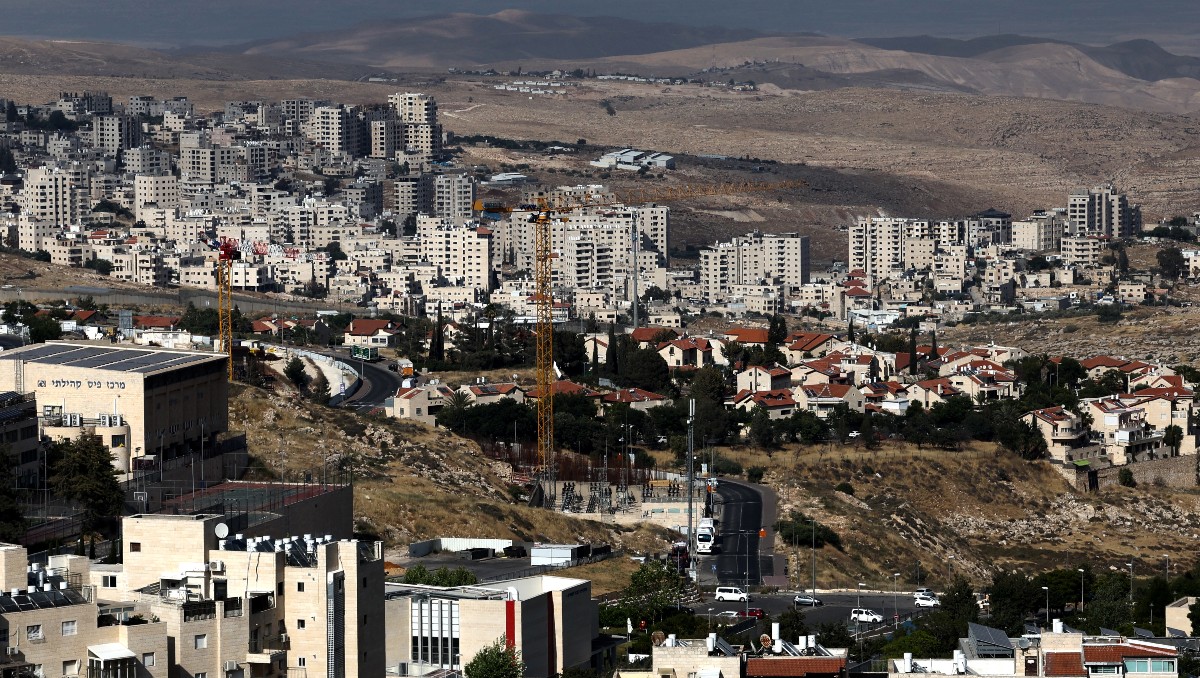 El asentamiento israelí de Pisgat Zeev se encuentra en Jerusalén Este, junto a ciudad palestina de Hzma | Foto: AFP
